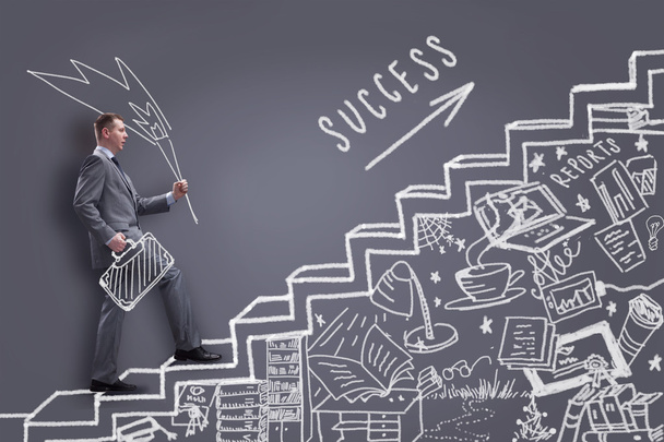 Uomo d'affari che sale sulle scale del successo della carriera, disegnato su un gesso
 - Foto, immagini