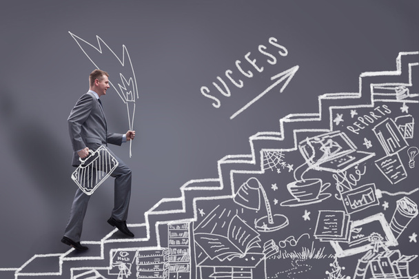 Biznesmen wspinanie się na karierze sukces schody, rysowane na kredy - Zdjęcie, obraz