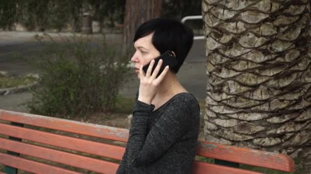 junge Frau spricht auf dem Smartphone. - Filmmaterial, Video