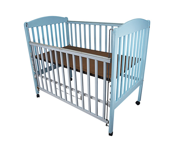 Vieux lits de bébé bleu isoler sur fond blanc, chemin de coupe
 - Photo, image