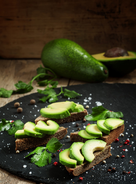 Sandwiches with avocado, black rye bread and spices - Foto, Imagem