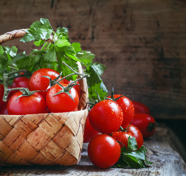 Cherry tomatoes and parsley in wicker basket  - Foto, Imagem