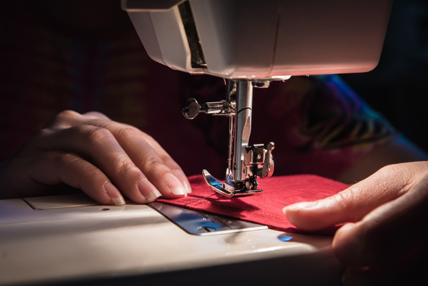 máquina de coser en la noche
 - Foto, imagen