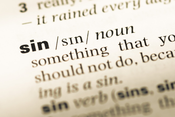 Nahaufnahme der Seite des alten englischen Wörterbuchs mit dem Wort sin - Foto, Bild