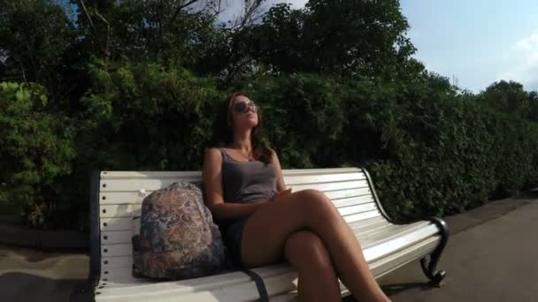 Girl on park bench - Πλάνα, βίντεο