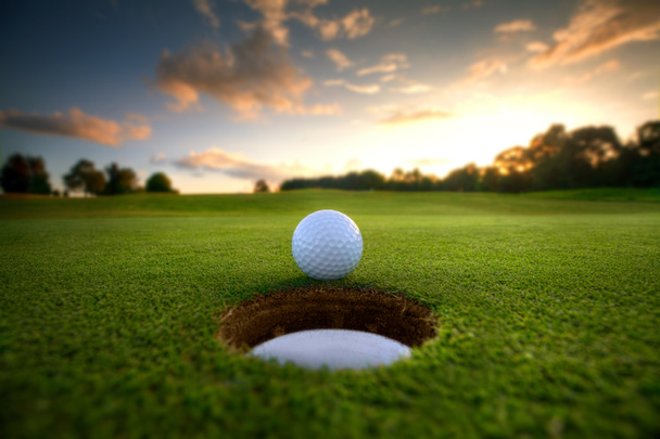Мяч для гольфа возле Холе
 - Фото, изображение