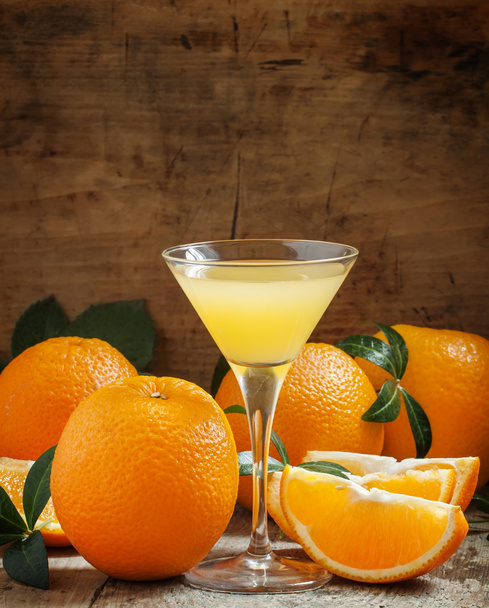 Keltainen cocktail appelsiinimehulla martinilasissa
 - Valokuva, kuva