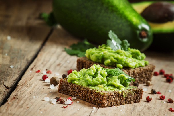 Sandwiches with black rye bread and avocado mousse  - Foto, afbeelding