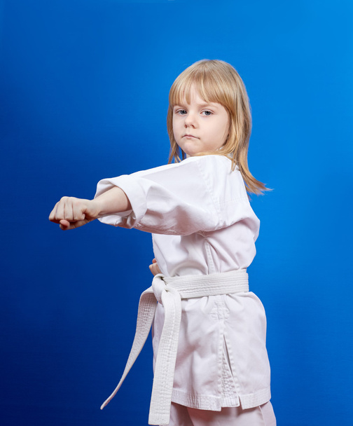 Κορίτσι στην karategi κτυπά γροθιά βραχίονα - Φωτογραφία, εικόνα