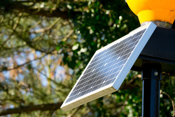 Світлофор від панелі сонячних батарей
 - Фото, зображення