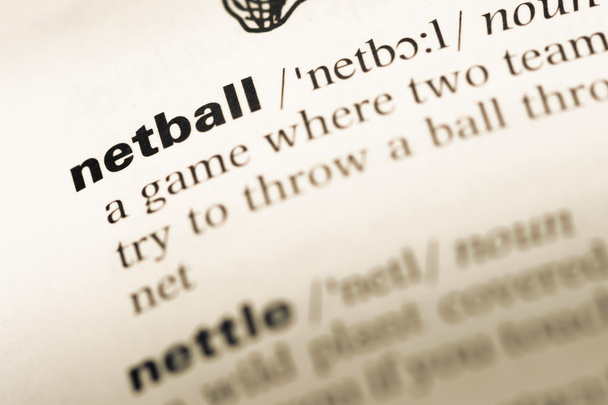 Nahaufnahme der Seite des alten englischen Wörterbuchs mit dem Wort netball - Foto, Bild