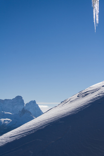 Pehmeä lumi ja näkymä lumisille vuorille
 - Valokuva, kuva