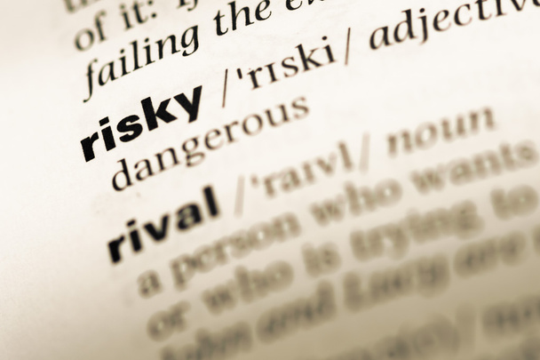 Nahaufnahme der Seite des alten englischen Wörterbuchs mit dem Wort riskant - Foto, Bild