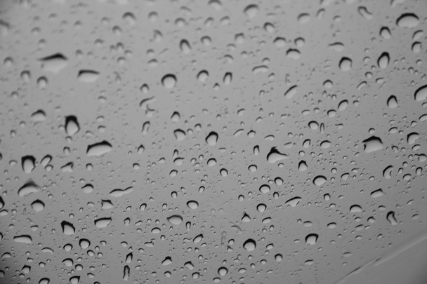 水滴または (セレクティブ フォーカスのガラス表面の雨滴) - 写真・画像