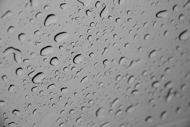 Wassertropfen oder Regentropfen auf einer Glasoberfläche (selektiver Fokus)) - Foto, Bild