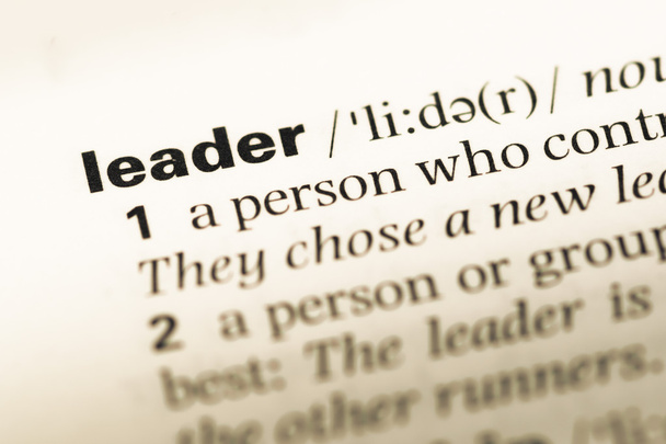 Primer plano de la página del diccionario inglés antiguo con word leader
 - Foto, imagen