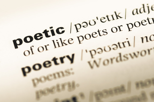 Nahaufnahme der Seite des alten englischen Wörterbuchs mit poetischem Wort - Foto, Bild