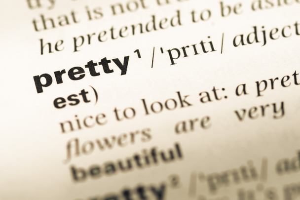 Nahaufnahme der Seite des alten englischen Wörterbuchs mit dem Wort pretty - Foto, Bild
