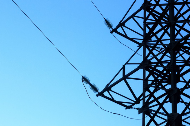 青い空、電気エネルギーの背景に送電線鉄塔 - 写真・画像