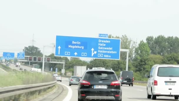 Embarras sur l'autoroute A2 (Allemagne) à côté de Braunschweig. Voitures conduisant lentement en avant
. - Séquence, vidéo
