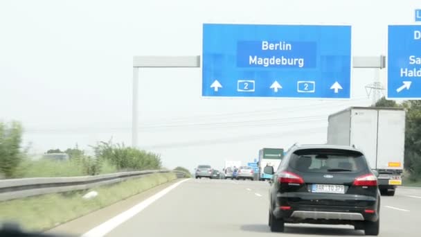 Embarras sur l'autoroute A2 (Allemagne) à côté de Braunschweig. Voitures conduisant lentement en avant
. - Séquence, vidéo