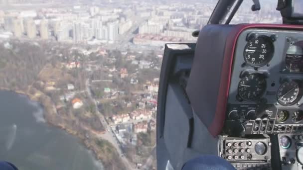 Pilotenkabine in einem Helikopter über der Stadt. Kontrollsystem. Kamera drinnen. Verkehr - Filmmaterial, Video