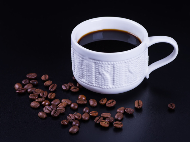 Zwarte koffie op een zwarte achtergrond - Foto, afbeelding