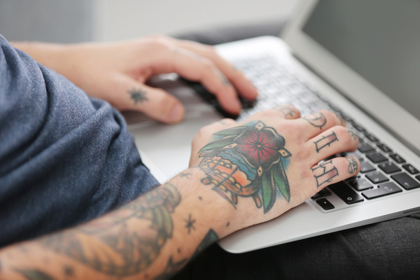 Joven hombre con tatuaje
  - Foto, Imagen