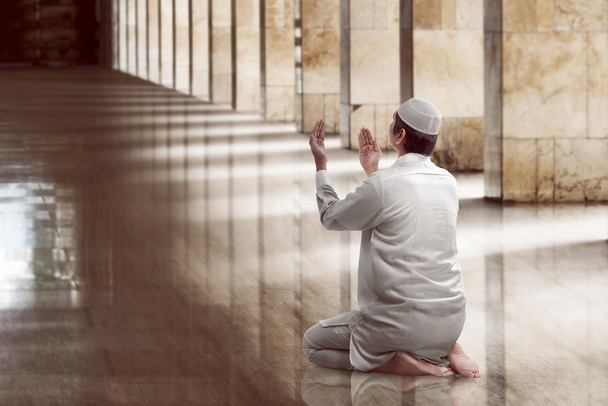 Religious muslim man praying - Foto, imagen