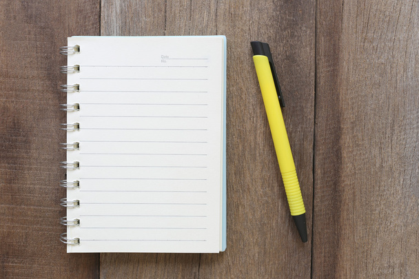 Notebook és a toll a régi fa a tervezési háttér. - Fotó, kép