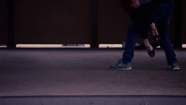 Nogi tancerzy podczas tańca tango - Materiał filmowy, wideo