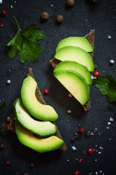 Sandwiches met avocado en specerijen   - Foto, afbeelding