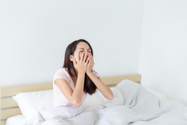 Депресивна жінка в ліжку
 - Фото, зображення