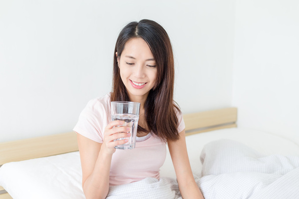 vrouw drinken glas water  - Foto, afbeelding
