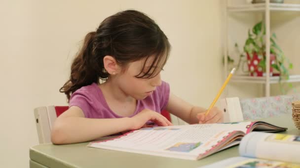 malá holčička dělá její domácí úkoly - Záběry, video