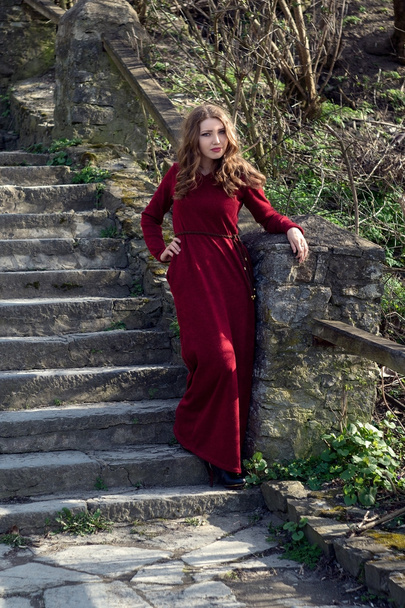 piros ruhás Kamenets-Podolszkij gyönyörű nő - Fotó, kép