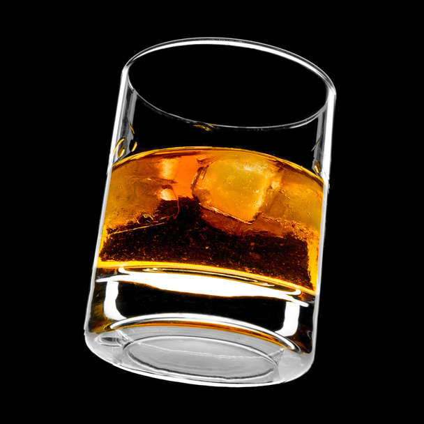 Glass of whiskey on the rocks - Foto, Bild