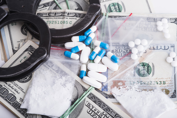 Gyógyszerek és anyagok tiltott - letartóztatás bűnözők - Fotó, kép