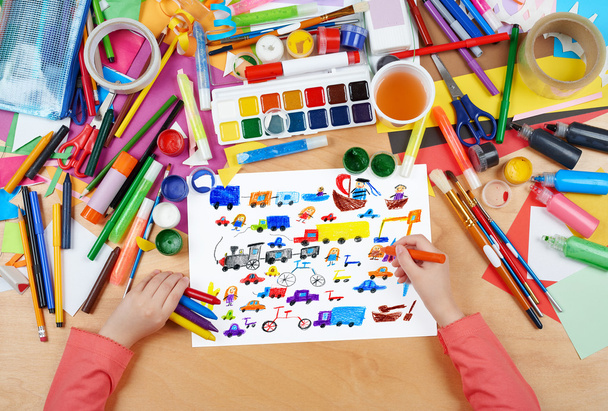 rajzfilm játék játék, és az emberek gyűjtemény gyermek rajz, top view kezében ceruza festés képet a papíron, munkahelyeken alkotás - Fotó, kép