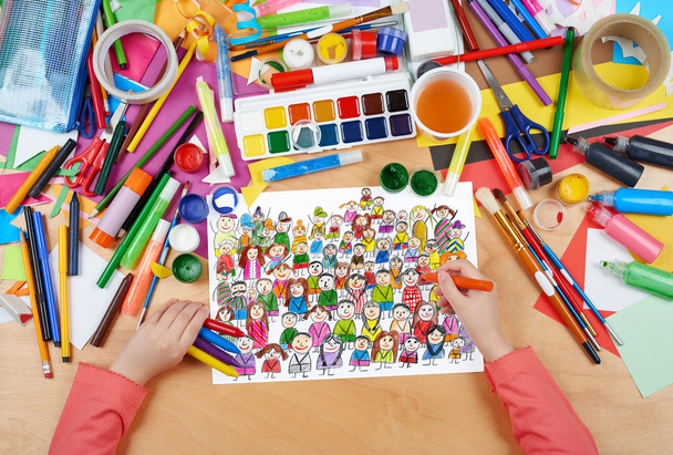 sok ember csapat csoport portré gyermek rajz, felülnézet kézzel, ceruzával papírra, munkahelyeken alkotás kép festés - Fotó, kép