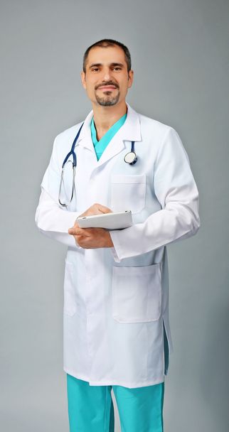 Portrait d'un médecin avec un comprimé dans les mains
 - Photo, image