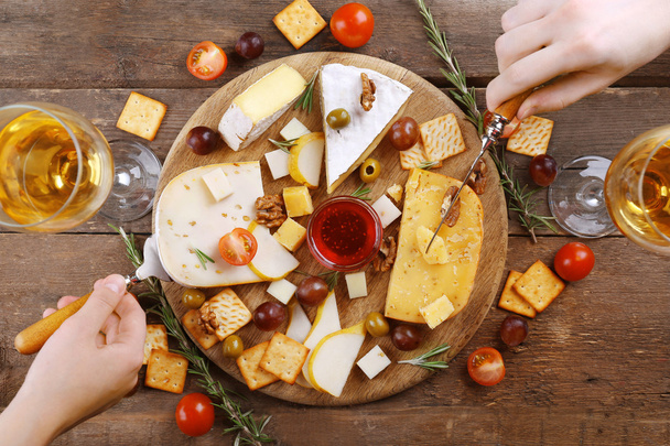 Different kinds of cheese - Foto, afbeelding