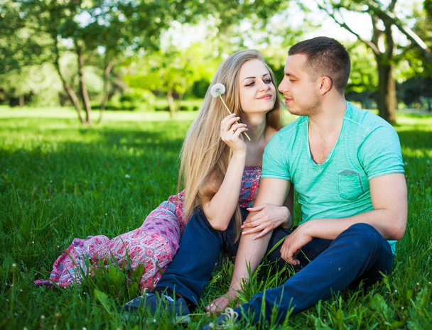 Šťastný pár se usmívá na kameru v parku. Dokonalé vlasy a - Fotografie, Obrázek