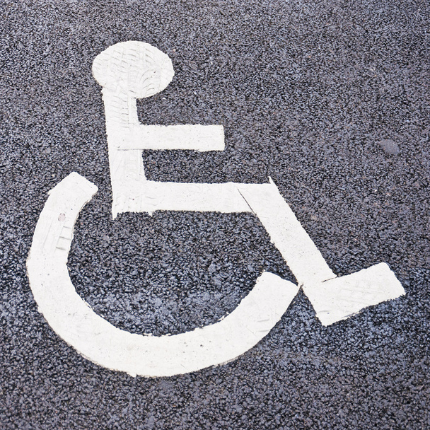 θέση στάθμευσης για τα άτομα με αναπηρία - Φωτογραφία, εικόνα