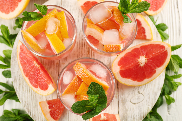 Ripe grapefruits and fresh juice  - 写真・画像