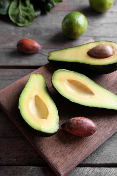 sliced green avocado - Фото, зображення
