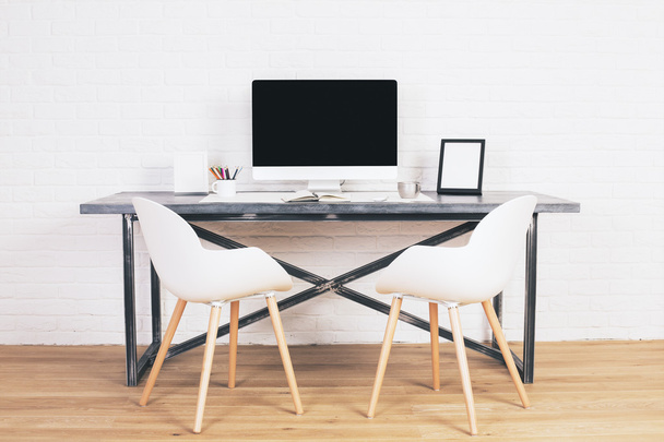 Two white chairs at desk - Foto, imagen