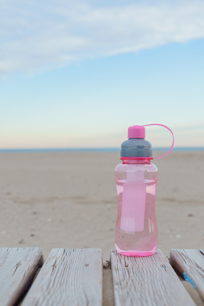 pink bottle of water - Фото, зображення