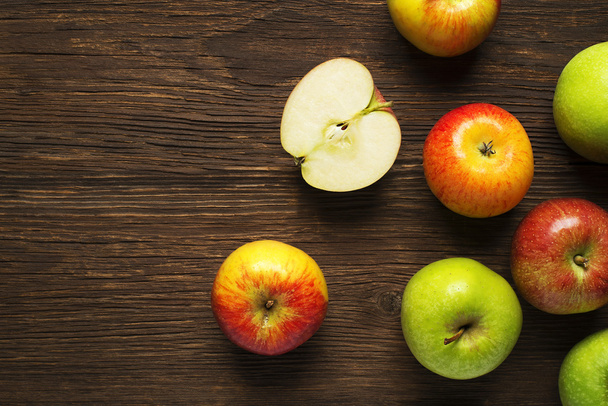 Kleurrijke appels op wit - Foto, afbeelding