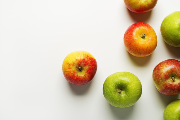 Colorful apples on white - Foto, afbeelding